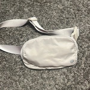 LULU LEMON REGULAR SIZE WHITE FANNY PACK